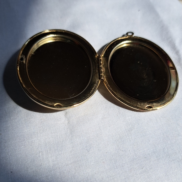 Old Time Costume Locket - Picture 3 of 4